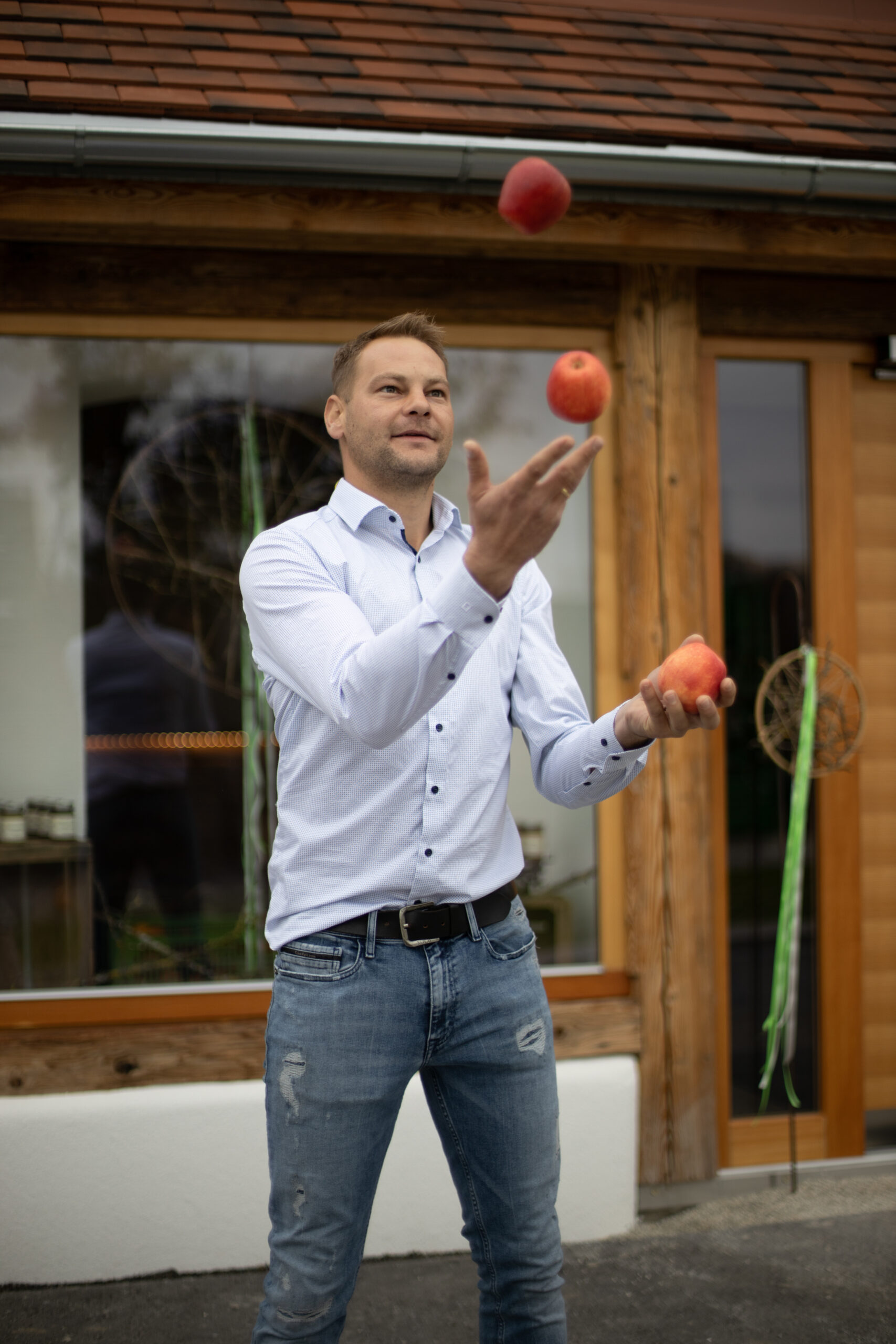 Richard Eberl jongliert mit frischen Äpfel